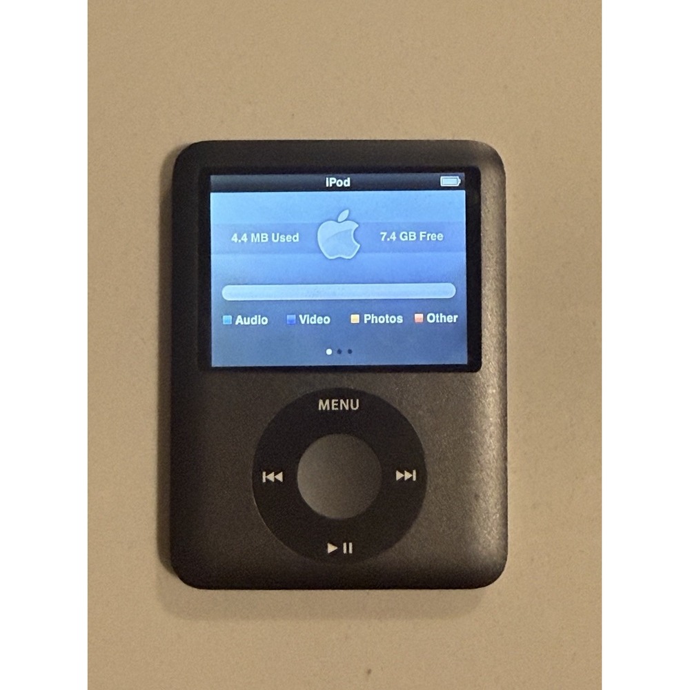 Apple iPod Nano Bundle 3rd Gen 8GB Black A1236 VTG MP3 Working w/Cord & Charger